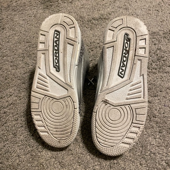 Silver Air Jordans women or kids - Picture 4 of 8